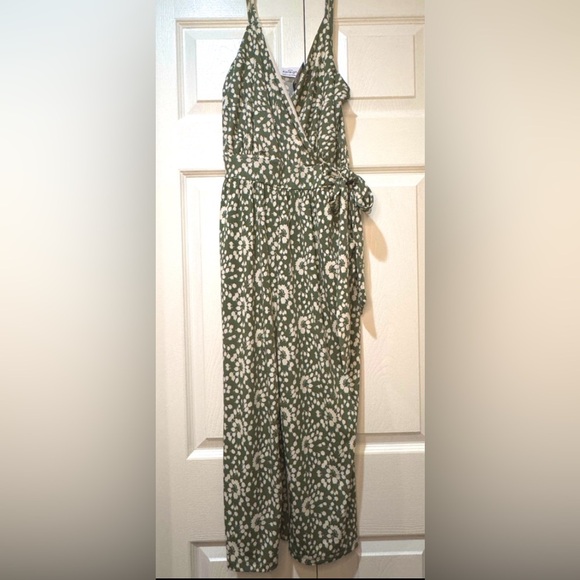 Kaileigh Green and White faux Wrap-Style crop Jumpsuit. Size Small P. Worn once - Picture 1 of 16